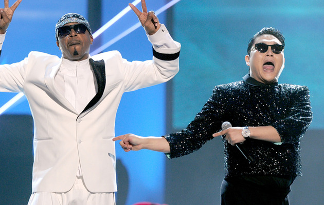 PSY, MC Hammer Duet "Gangnam Style"!