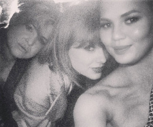 Kelly Osbourne Has "Girls Night" With Taylor Swift & Chrissy Teigen!