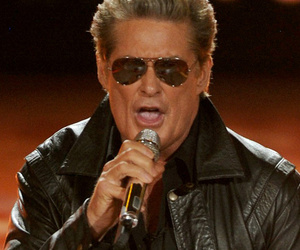 David Hasselhoff Performs Medley of 80's Hits On "American Idol"