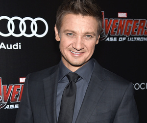 Jeremy Renner Addresses Gay Rumors -- And His Response Is Perfect!