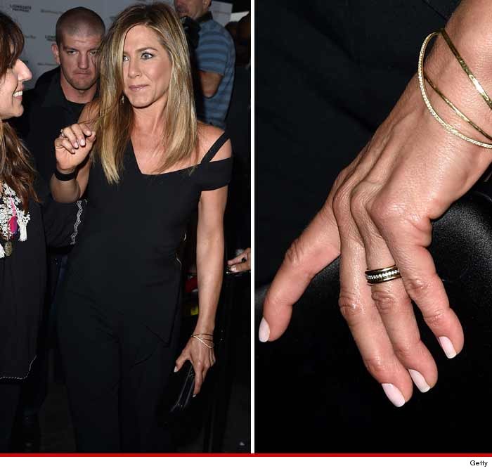 jennifer aniston is back from bora bora proudly displaying the symbol of marriage - Jennifer Aniston Wedding Ring jennifer aniston is back from bora bora proudly displaying the symbol of marriage - Jennifer Aniston Wedding Ring