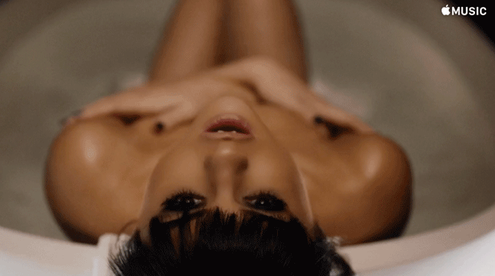 Resultado de imagem para gif selena hands to my self