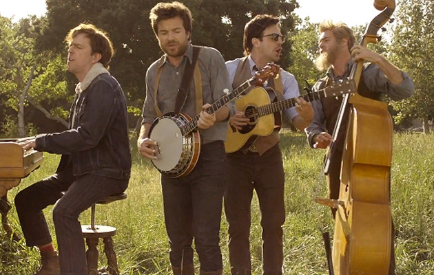 Jason Sudeikis & Will Forte Make Out In New Mumford & Sons Video