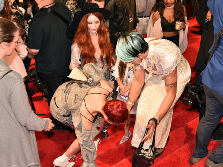Farrah Abraham Falls While Arriving at Fashion Show